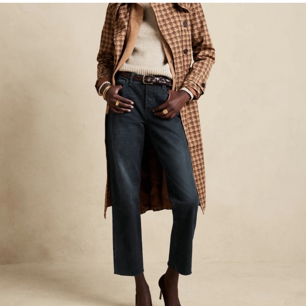 Banana republic, high-rise, straight jeans, cropped 28 dark wash. Inseam is 27”